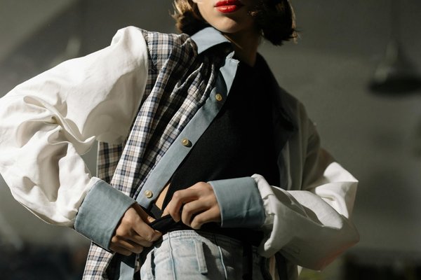 Comment associer des chaussures à talons kitten avec des robes midi?