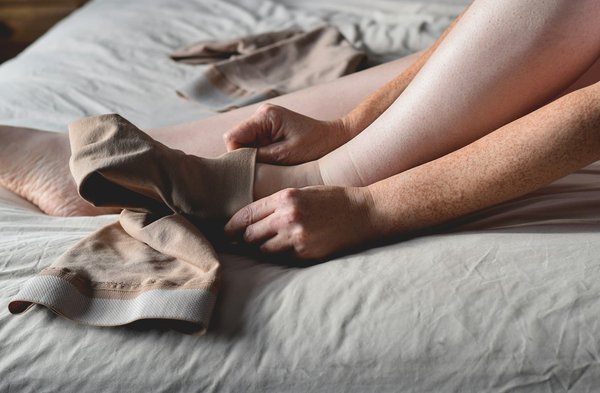 Quels sont les avantages de porter des vêtements de compression pendant les séances de sport pour améliorer la performance?