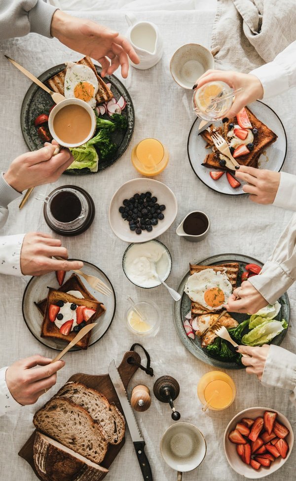 Quels sont les meilleurs conseils pour préparer un brunch gourmand et sain entre amis ?