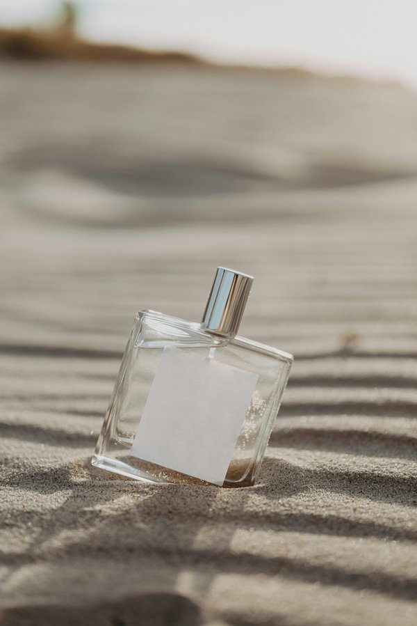 Mini parfums : Qu'est-ce qui les rend si irrésistibles aux amateurs de fragrance